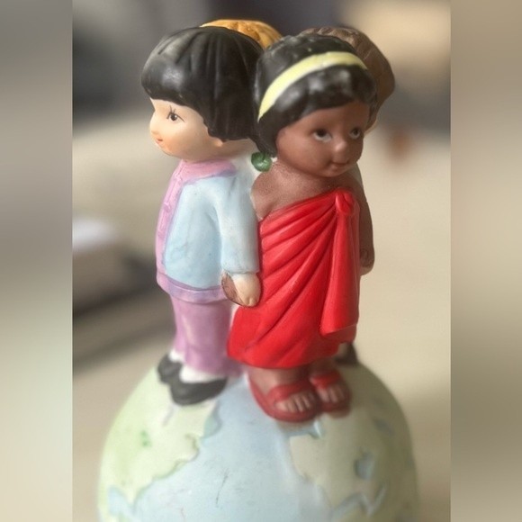 Musical Box Children Of The world Rotating Figurine  Porcelain Vintage 80s - Picture 1 of 7